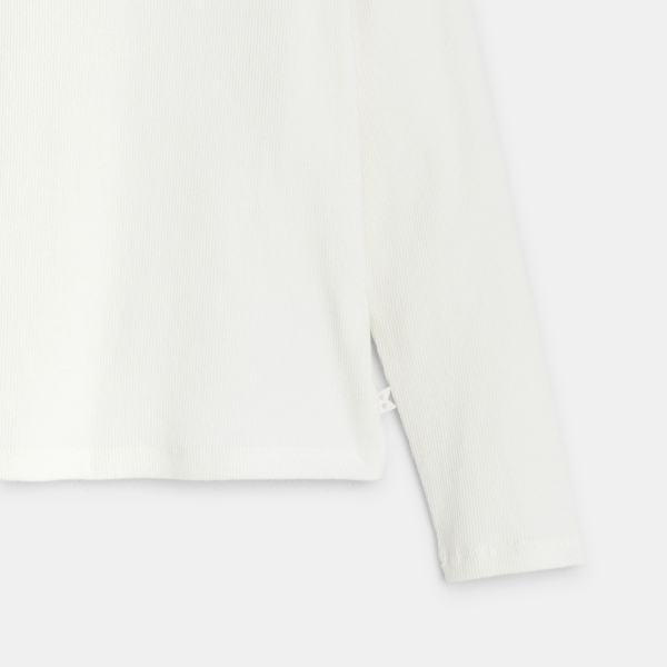 تي شيرت سادة بياقة عالية مضلعة، أبيض